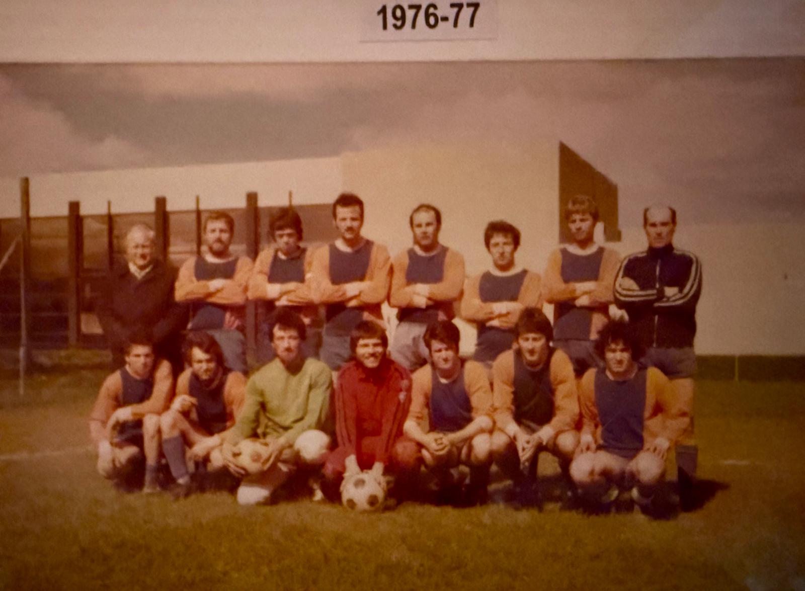 Équipe du FC Gland en 1976–1977, illustrant les années de transition et les succès des juniors A et D, champions vaudois en 1974.