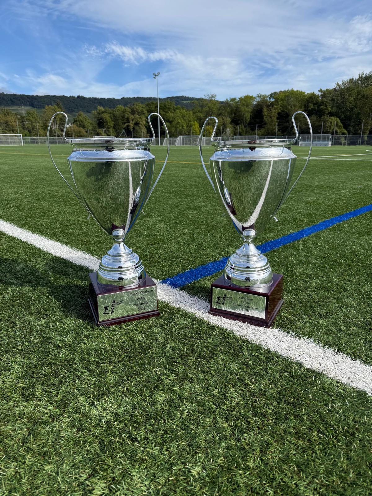 Coupes de la victoire du FC Gland à la Coupe Vaudoise des Actifs 2022, montrant la continuité des performances et le renouveau sportif du club.