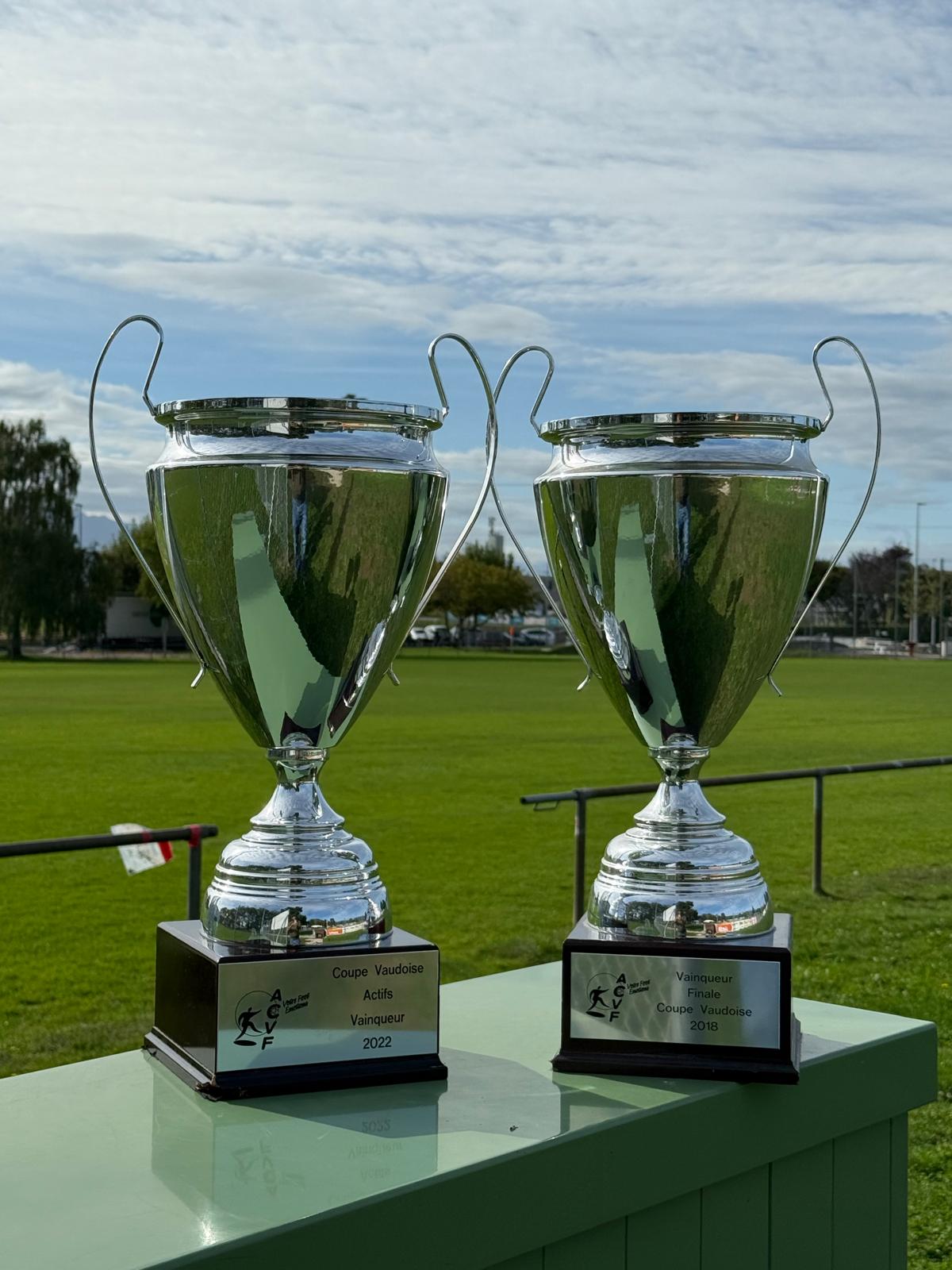 Trophées remportés par le FC Gland lors de la Coupe Vaudoise des Actifs 2018, symbole d’une saison marquante pour le club.