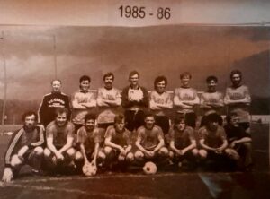Photo de l’équipe du FC Gland saison 1985–1986, représentant la décennie d'excellence marquée par les titres et la stabilité du club en 2ᵉ ligue.