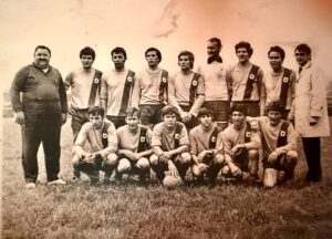 Équipe historique du FC Gland durant les années glorieuses, photo d'époque illustrant la montée en 2ᵉ ligue et le titre de Champion Romand.