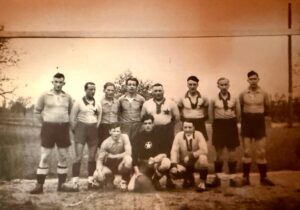 Photo d’archives de l’équipe du FC Gland en tenue d’époque, alignée sur le terrain lors des premières années du club.