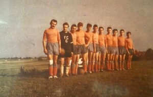 Équipe du FC Gland alignée dans les années 1960, symbolisant la remontée du club en 2ᵉ ligue grâce à une nouvelle génération talentueuse.